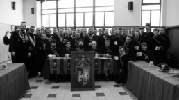 Photographie de groupe lors du 85è anniversaire de l'Ordre académique de Saint-Michel en la salle de la Jeunesse