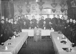 Photographie d'époque des membres de l'Ordre académique de Saint-Michel présents en séance en 1938